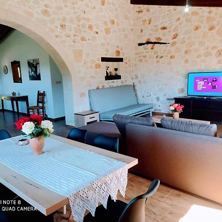 Traditional Villa In Pemonia Exterior photo