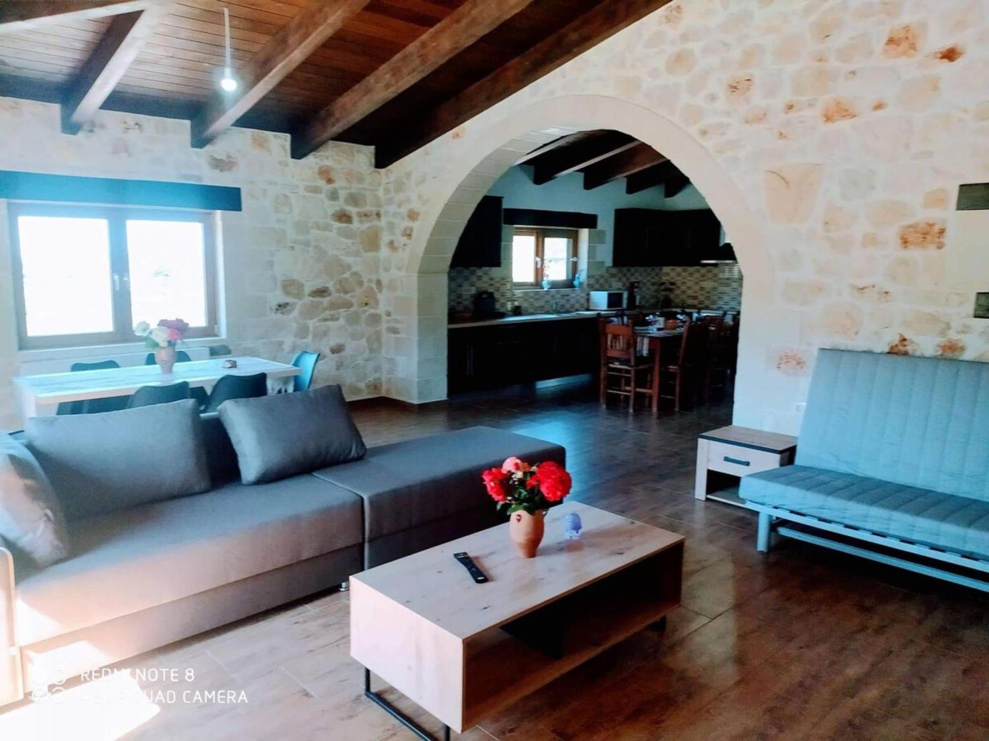 Traditional Villa In Pemonia Exterior photo