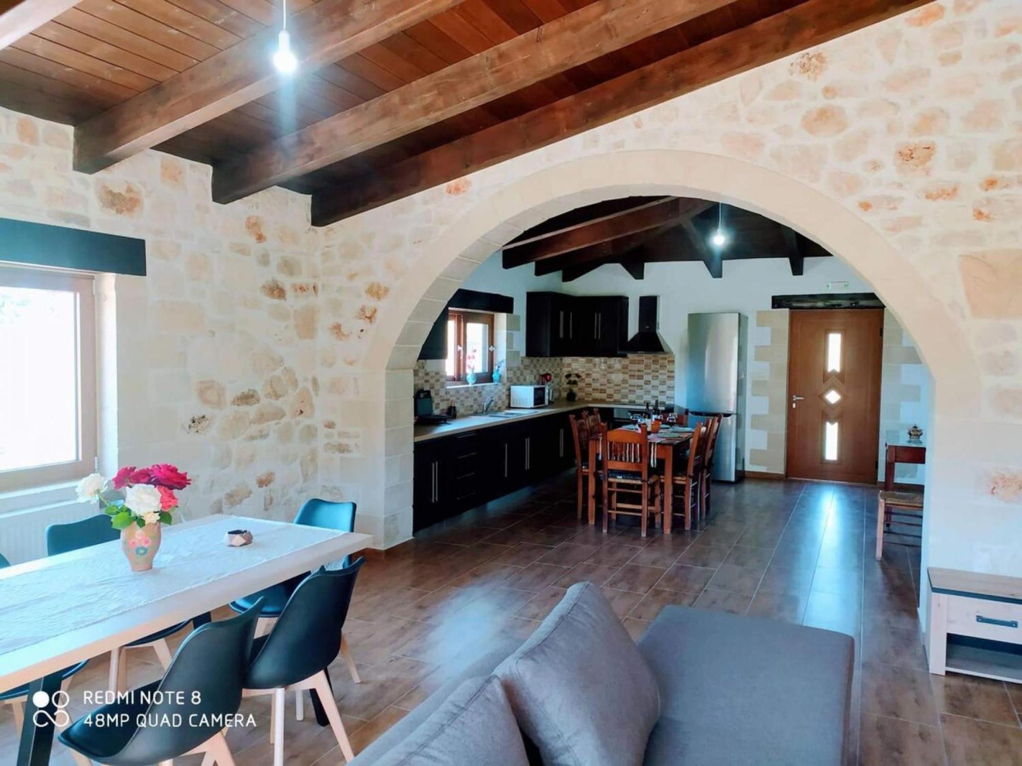 Traditional Villa In Pemonia Exterior photo