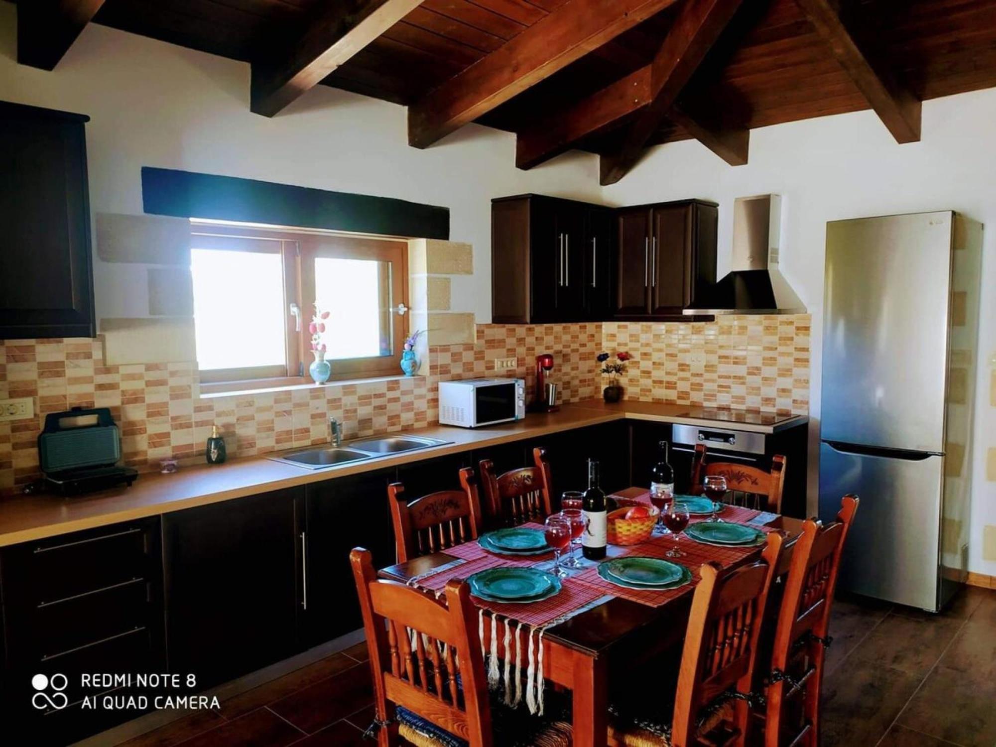 Traditional Villa In Pemonia Exterior photo